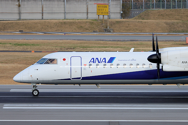 ANA DHC-8-400（JA851A)