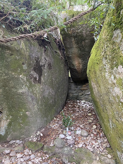 神倉神社　岩の間
