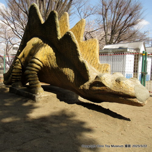 長年会いたいと思っていたステゴサウルス型のレトロなすべり台、やっと会えました！　長者久保公園（埼玉県所沢市）
