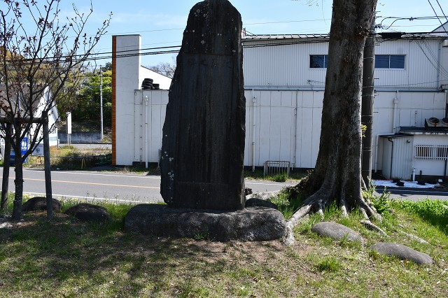 久喜市西大輪　西大輪神社　碑の周りの石