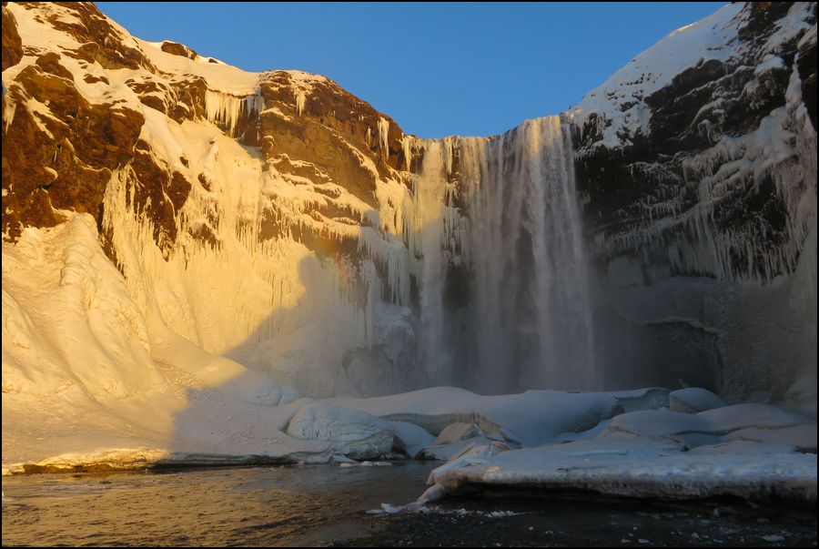 スコゥガフォスの滝/水源は溶けた氷河＠アイスランド/アイスランド南海岸