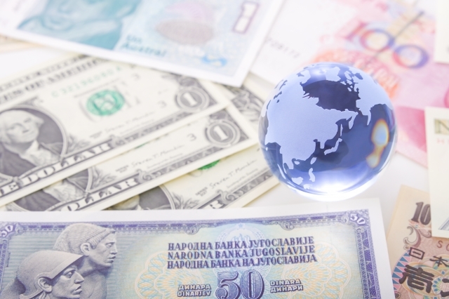 地球と外国紙幣