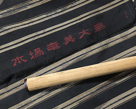 古い大島紬の木製の巻き芯