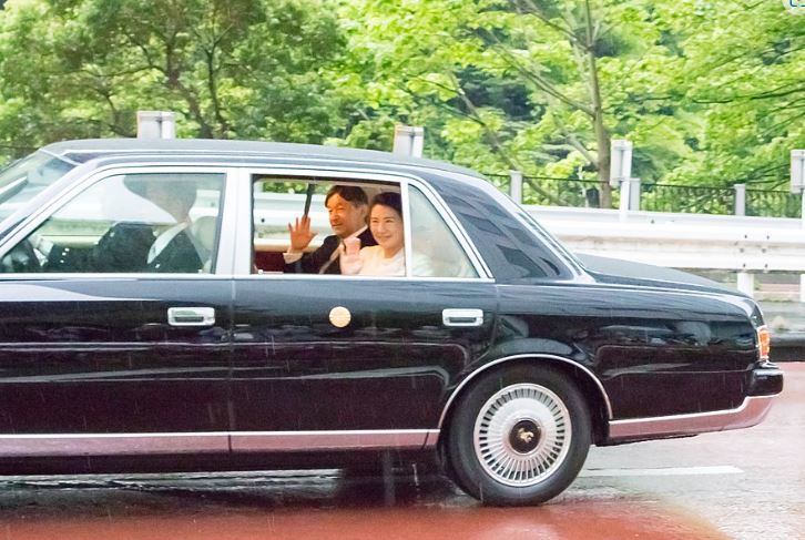 2019年（令和元年）5月1日の即位日に、御料車で赤坂御所と皇居間を移動する天皇と皇后