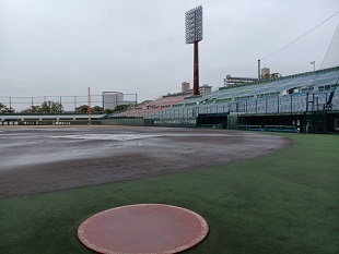 雨の平和リース球場